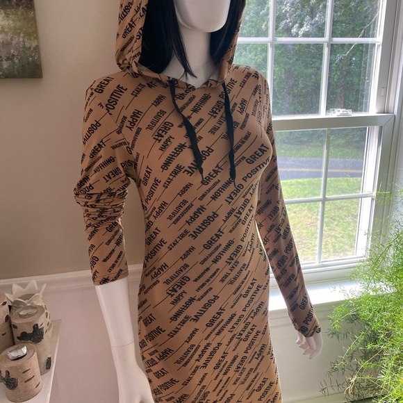 Ruched graphic dress. - Picture 6 of 8